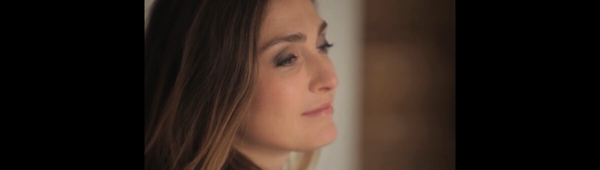 Vidéo Julie Gayet ravissante et amoureuse dans le clip Waiting For