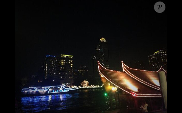 Keen'V en vacances en Thaïlande. Il dévoile ici des photos de Bangkok, la nuit. Janvier 2014.
