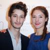 Pierre Niney et sa compagne Natasha Andrews lors de l'inauguration de la nouvelle boutique Gerard Darel, le 130, à Paris, le 30 janvier 2014.