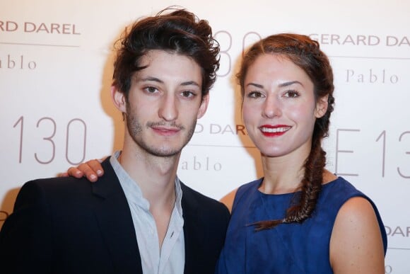 Pierre Niney et sa compagne Natasha Andrews lors de l'inauguration de la nouvelle boutique Gerard Darel, le 130, à Paris, le 30 janvier 2014.