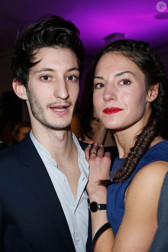 Pierre Niney et sa compagne Natasha Andrews, complices et amoureux à l'inauguration de la nouvelle boutique Gerard Darel, le 130, à Paris, le 30 janvier 2014.
