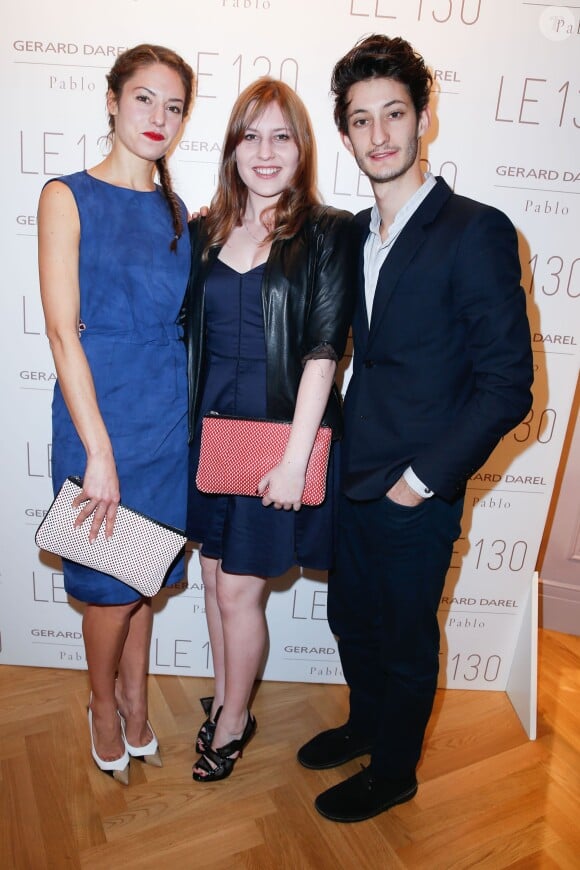 Pierre Niney et sa compagne Natasha Andrews avec sa soeur Montana Holgate lors de l'inauguration de la nouvelle boutique Gerard Darel, le 130, à Paris, le 30 janvier 2014.