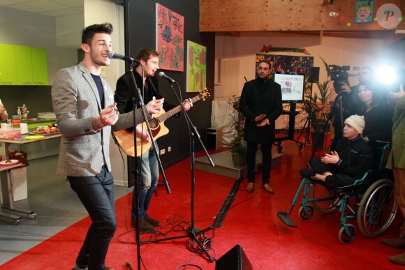 Baptiste Giabiconi a donné un concert au CHU de Lille, dans le cadre de l'opération Pièces Jaunes, le 30 janvier 2014.