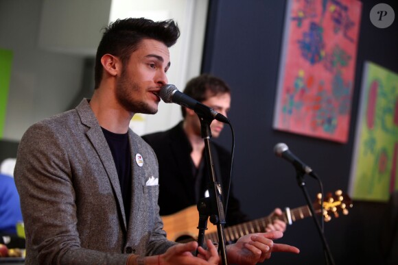 Baptiste Giabiconi a donné un concert au CHU de Lille, dans le cadre de l'opération Pièces Jaunes, le 30 janvier 2014.