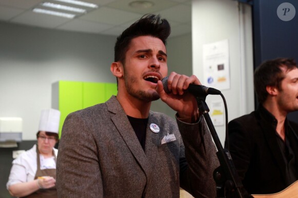 Baptiste Giabiconi a donné un concert au CHU de Lille, dans le cadre de l'opération Pièces Jaunes, le 30 janvier 2014.