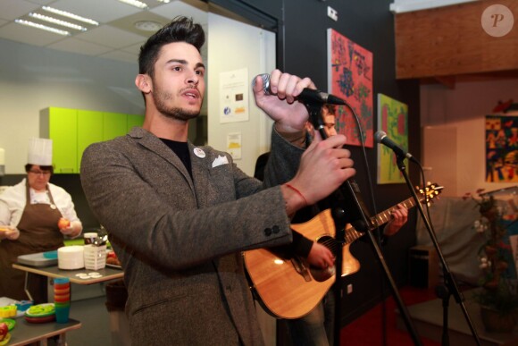 Baptiste Giabiconi a donné un concert au CHU de Lille, dans le cadre de l'opération Pièces Jaunes, le 30 janvier 2014.