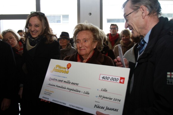 Bernadette Chirac, présidente de l'opération des Pièces jaunes, était à Lille, le 30 janvier 2014, pour remettre un gros chèque de 400 000 euros à la future maison familiale hospitalière (MFH). Elle y a rencontré Martine Aubry, maire de la ville.