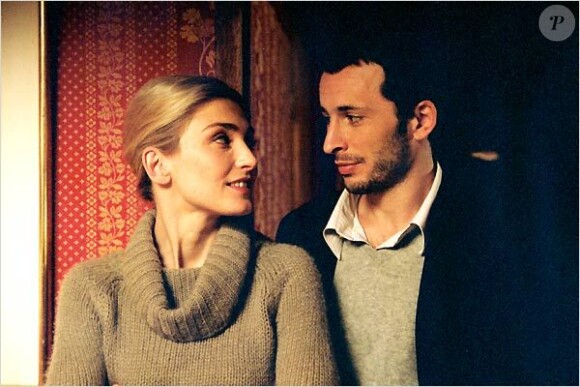 Julie Gayet et Michaël Cohen dans le film d'Emmanuel Mouret, Un baiser s'il vous plaît (2007)