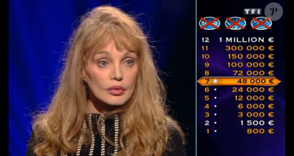 L'actrice et chanteuse Arielle Dombasle et Vincent Niclo dans "Qui veut gagner des millions ?". Le 31 janvier