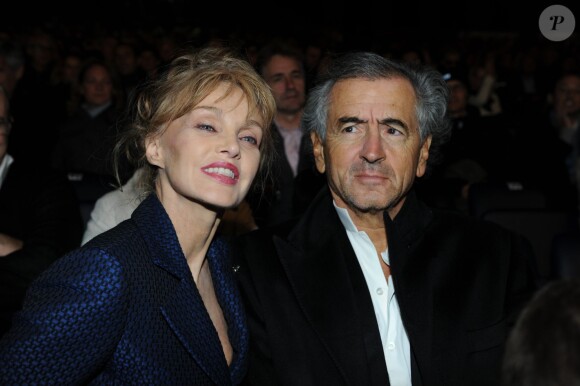 Arielle Dombasle et Bernard-Henri Lévy à la représentation de La Flûte Enchantée, donnée par Opéra en Plein Air, à Paris, le 11 septembre 2013.