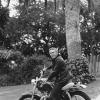 Steve McQueen sur sa moto en 1970