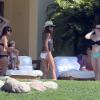 Exclusif - Kourtney Kardashian et des amis profitent d'une après-midi ensoleillée au bord d'une piscine de la villa de Joe Francis, à Mexico. Le 22 janvier 2014.