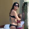 Exclusif - Kourtney Kardashian et sa fille Penelope se relaxent avec des amis au bord d'une piscine dans la villa du producteur Joe Francis. Mexico, le 22 janvier 2014.