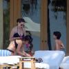 Exclusif - Kourtney Kardashian et sa fille Penelope se relaxent avec des amis au bord d'une piscine dans la villa du producteur Joe Francis. Mexico, le 22 janvier 2014.
