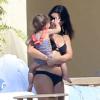 Exclusif - Kourtney Kardashian, maman tendre et sexy avec sa fille Penelope au cours d'un séjour dans la villa du producteur Joe Francis. Mexico, le 22 janvier 2014.