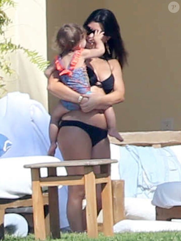 Exclusif - Kourtney Kardashian, maman tendre et sexy avec sa fille Penelope au cours d'un séjour dans la villa du producteur Joe Francis. Mexico, le 22 janvier 2014.