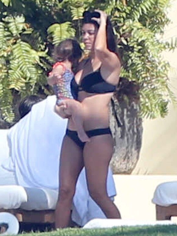 Exclusif - Kourtney Kardashian et sa fille Penelope profitent du soleil dans la villa du producteur Joe Francis. Mexico, le 22 janvier 2014.
