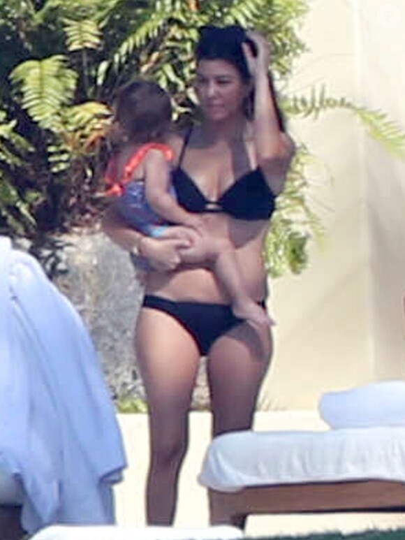 Exclusif - Kourtney Kardashian et sa fille Penelope se détendent avec des amis au bord d'une piscine dans la villa du producteur Joe Francis. Mexico, le 22 janvier 2014.