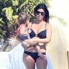 Exclusif - Kourtney Kardashian, sexy en bikini noir, se détend avec sa fille Penelope dans la villa du producteur Joe Francis. Mexico, le 22 janvier 2014.
