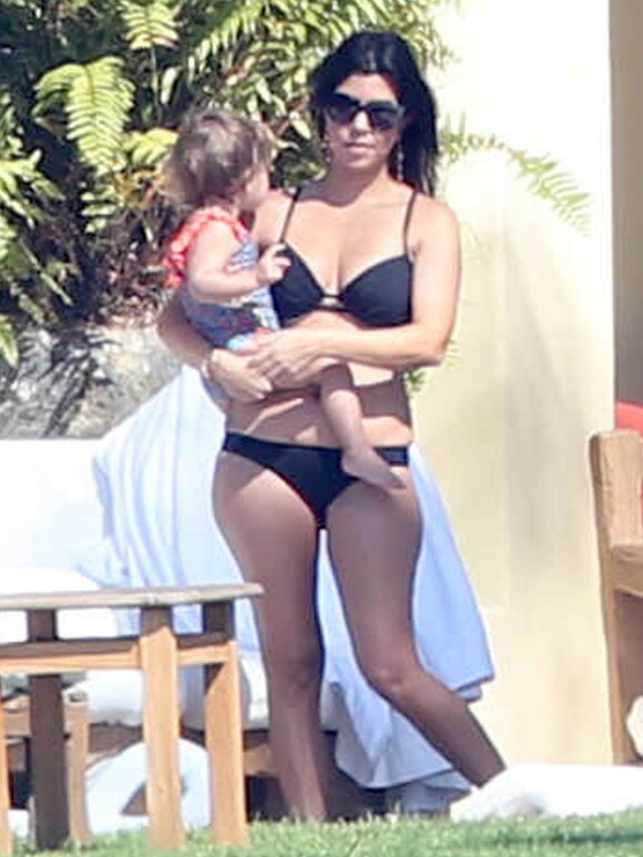 Exclusif - Kourtney Kardashian, sexy en bikini noir, se détend avec sa fille Penelope dans la villa du producteur Joe Francis. Mexico, le 22 janvier 2014.