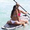Claudia Romani et une amie font du paddle sur une plage de Miami, le 1er février 2014.