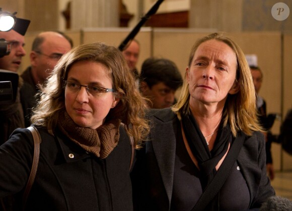 Karine Pomares et Isabelle Demongoet à la sortie du premier procès de Régis de Camaret, au palais de justice de Lyon, le 23 novembre 2012