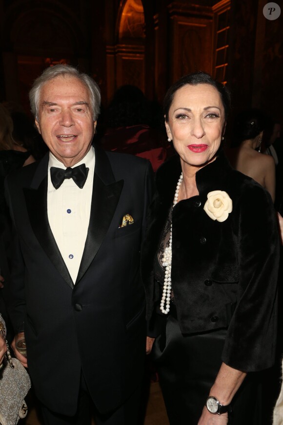 Un invité et Joceline Khayat lors du dîner de gala au profit de la Fondation AVEC au Château de Versailles, le 3 février 2014.
