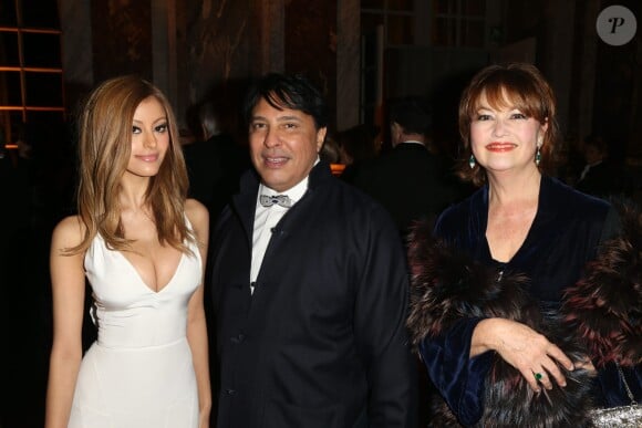 Zahia Dehar, le prince Mubarak Fahd S. Al Sabah et la princesse Caroline Murat lors du dîner de gala au profit de la Fondation AVEC au Château de Versailles, le 3 février 2014.