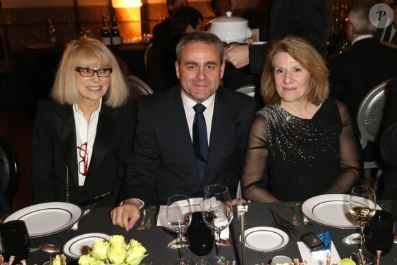 Mireille Darc, Xavier Bertrand et Catherine Pégard lors du dîner de gala au profit de la Fondation AVEC au Château de Versailles, le 3 février 2014.