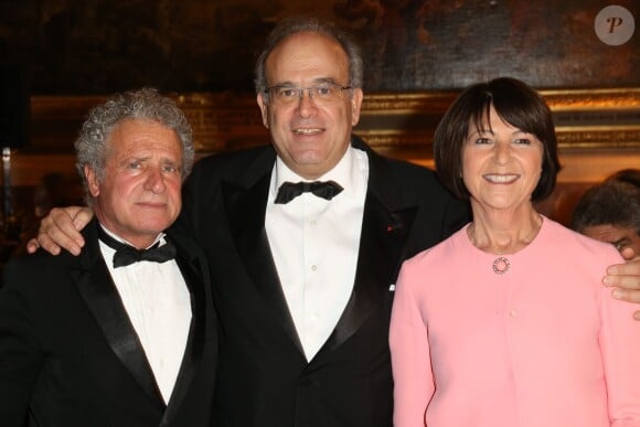 Le professeur David Khayat entre Laurent Dassault et sa femme Martine Dassault lors du dîner de gala au profit de la Fondation AVEC au Château de Versailles, le 3 février 2014.