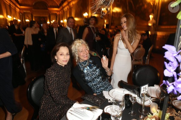 Kristin Scott Thomas, Ellen Von Unwerth et Zahia Dehar lors du dîner de gala au profit de la Fondation AVEC au Château de Versailles, le 3 février 2014.