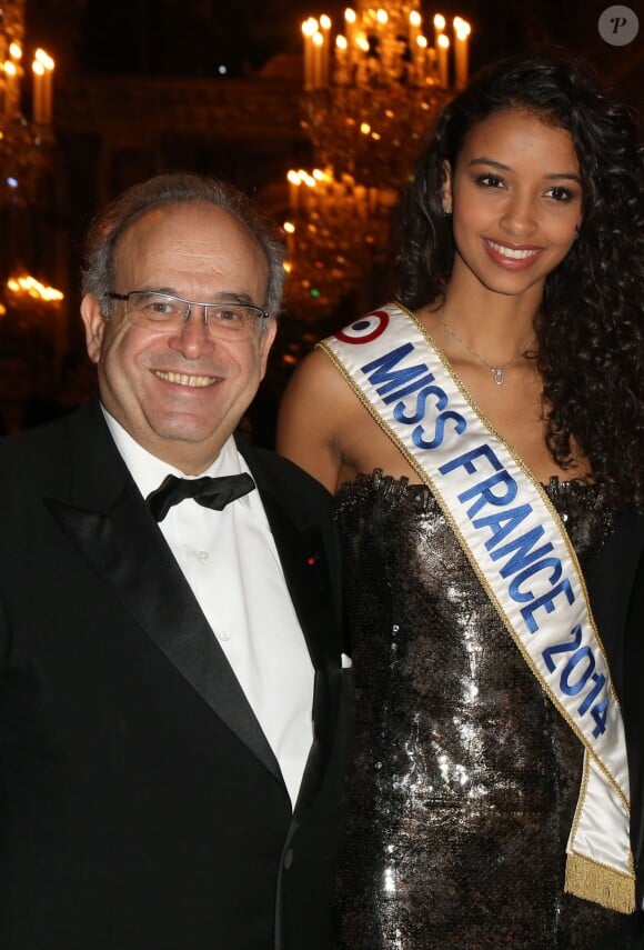 Le professeur David Khayat et Flora Coquerel (Miss France 2014) lors du dîner de gala au profit de la Fondation AVEC au Château de Versailles, le 3 février 2014.