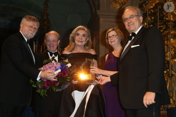 Paolo Biagi, Martin Murphy, Marianna Vardinoyannis, Sandra Swain et le professeur David Khayat lors du dîner de gala au profit de la Fondation AVEC au Château de Versailles, le 3 février 2014.