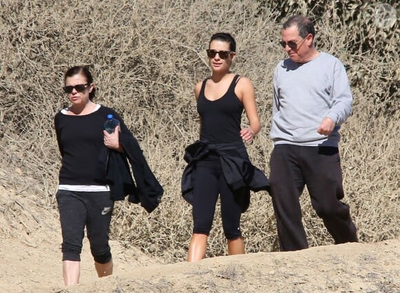 Lea Michele va faire une randonnée avec ses parents Marc et Edith au Runyon Canyon à Los Angeles, le 3 février 2014.