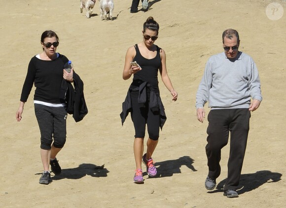 Lea Michele va faire une randonnée avec ses parents Marc et Edith au Runyon Canyon à Los Angeles, le 3 février 2014.
