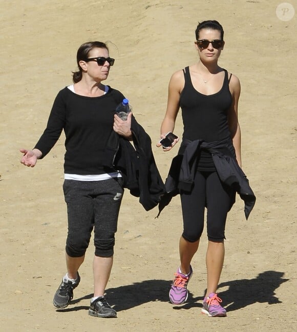 Lea Michele va faire une randonnée avec ses parents Marc et Edith au Runyon Canyon à Los Angeles, le 3 février 2014.