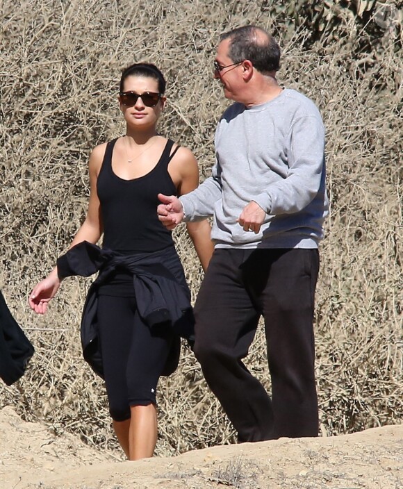 Lea Michele va faire une randonnée avec ses parents Marc et Edith au Runyon Canyon à Los Angeles, le 3 février 2014.
