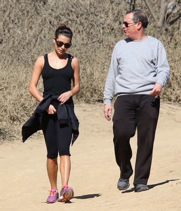 Lea Michele va faire une randonnée avec ses parents Marc et Edith au Runyon Canyon à Los Angeles, le 3 février 2014.