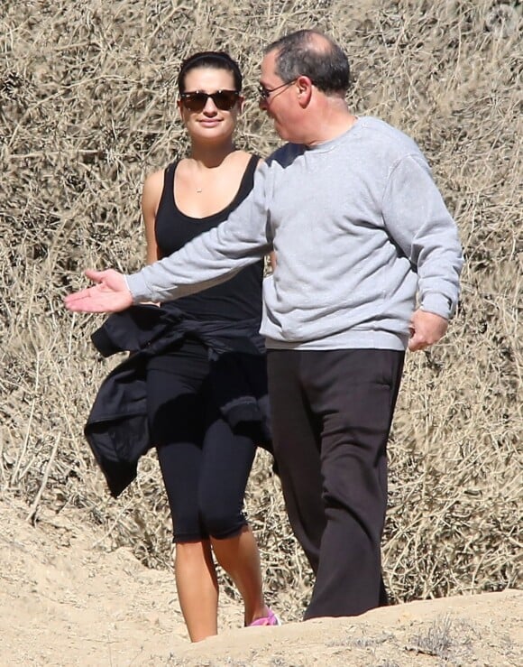 Lea Michele va faire une randonnée avec ses parents Marc et Edith au Runyon Canyon à Los Angeles, le 3 février 2014.