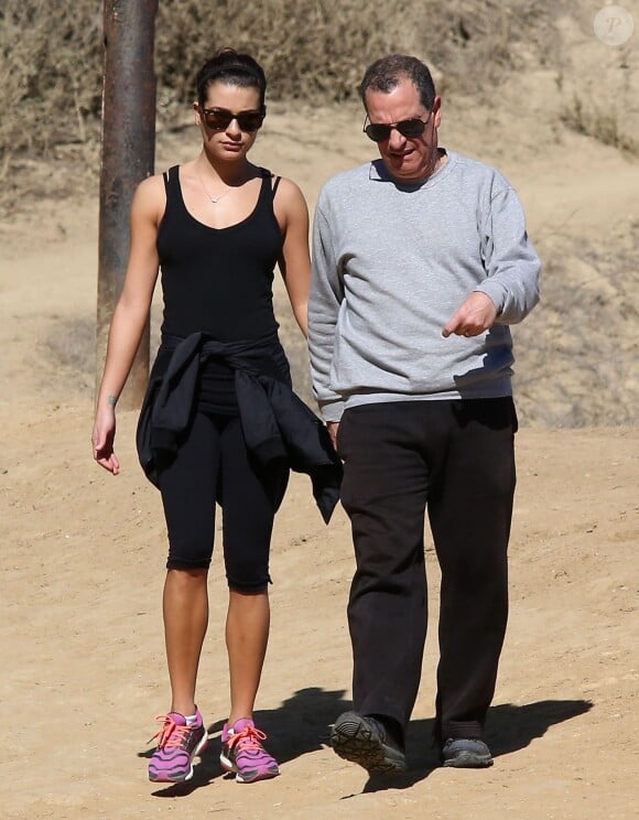Lea Michele va faire une randonnée avec ses parents Marc et Edith au Runyon Canyon à Los Angeles, le 3 février 2014.