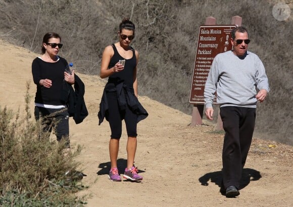 Lea Michele va faire une randonnée avec ses parents Marc et Edith au Runyon Canyon à Los Angeles, le 3 février 2014.
