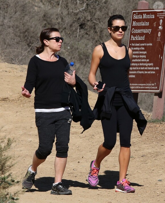 Lea Michele va faire une randonnée avec ses parents Marc et Edith au Runyon Canyon à Los Angeles, le 3 février 2014.