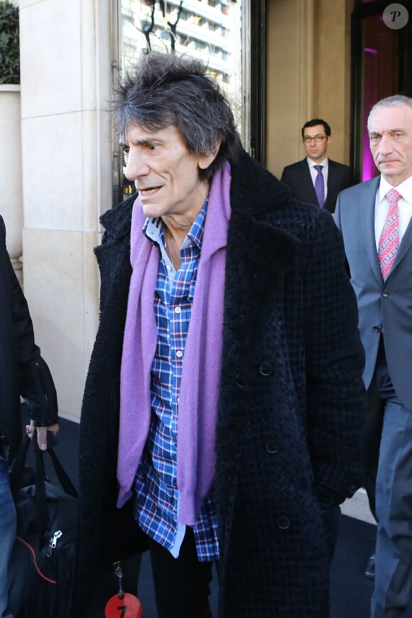 Ronnie Wood quitte l'hôtel George V pour se rendre à des répétitions à Paris. Le 3 février 2014.