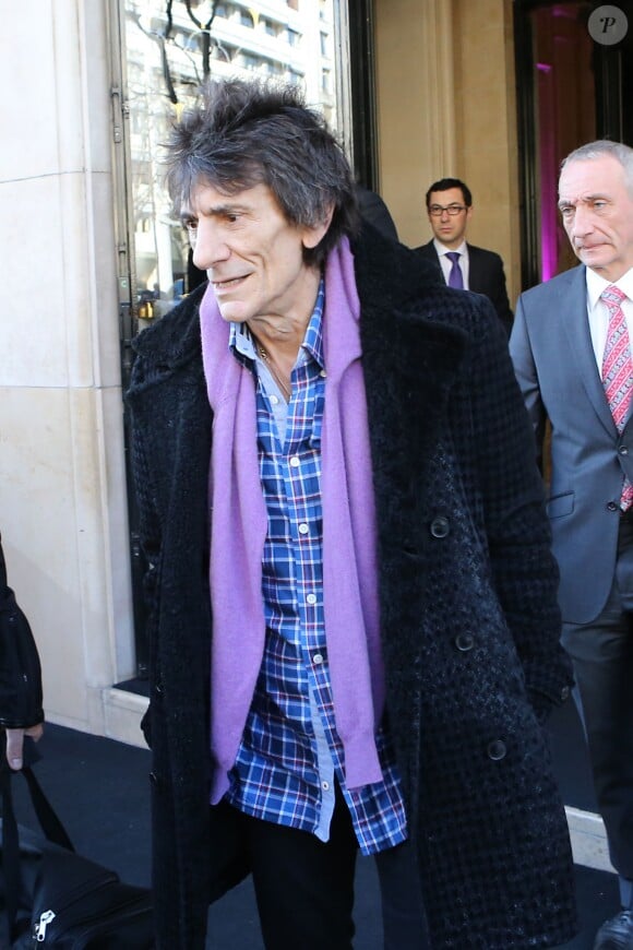 Ronnie Wood quitte l'hôtel George V pour se rendre à des répétitions à Paris. Le 3 février 2014.
