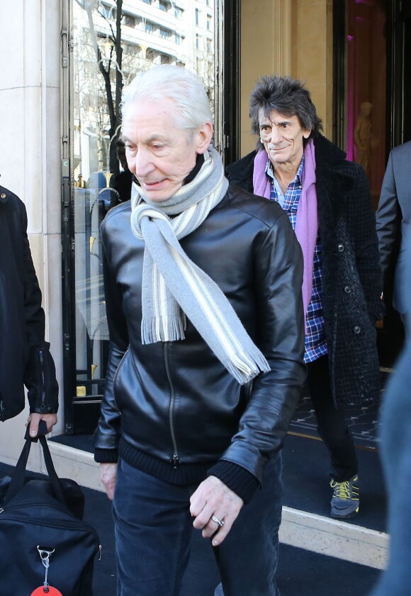 Charlie Watts et Ronnie Wood quittent l'hôtel George V pour se rendre à des répétitions à Paris. Le 3 février 2014.