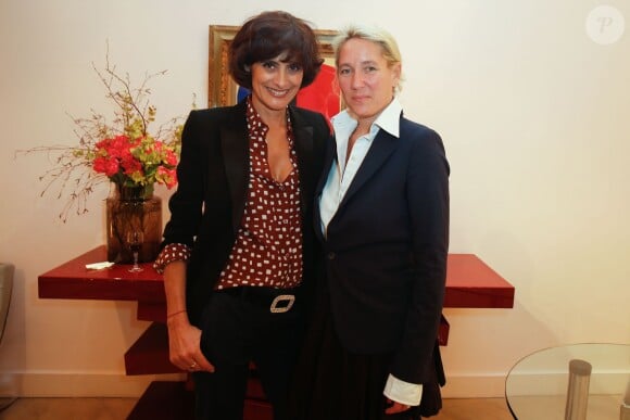 Inès de la Fressange et Alexandra Senes lors de la soirée organisée par la Maison Roger Vivier célèbrant la sortie du livre "Le Paris du Tout-Paris" d'Alexandra Senes à Paris, le 4 février 2014.