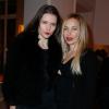 La photographe Mélonie Foster Hennessy (à gauche) lors de la soirée organisée par la Maison Roger Vivier célèbrant la sortie du livre "Le Paris du Tout-Paris" d'Alexandra Senes à Paris, le 4 février 2014.