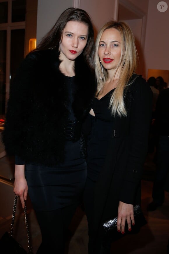 La photographe Mélonie Foster Hennessy (à gauche) lors de la soirée organisée par la Maison Roger Vivier célèbrant la sortie du livre "Le Paris du Tout-Paris" d'Alexandra Senes à Paris, le 4 février 2014.