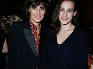 Inès de la Fressange : Radieuse avec sa fille Nine et Karin Viard, très chic