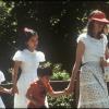 Mia Farrow avec ses enfants adoptifs Soon-Yi et Moses à New York en 1982